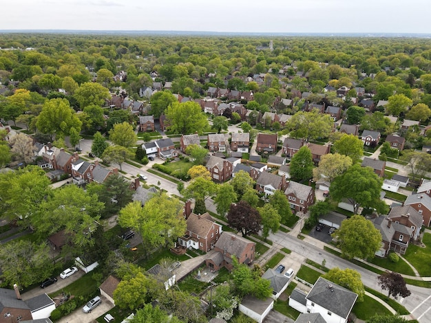 Een luchtfoto van huizen in een onderverdeling in de ochtend