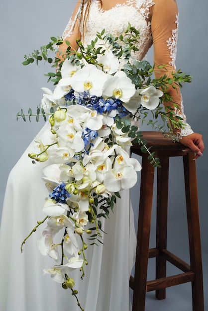 Een luxe bruidsboeket van orchideeën en hortensia's close-up.