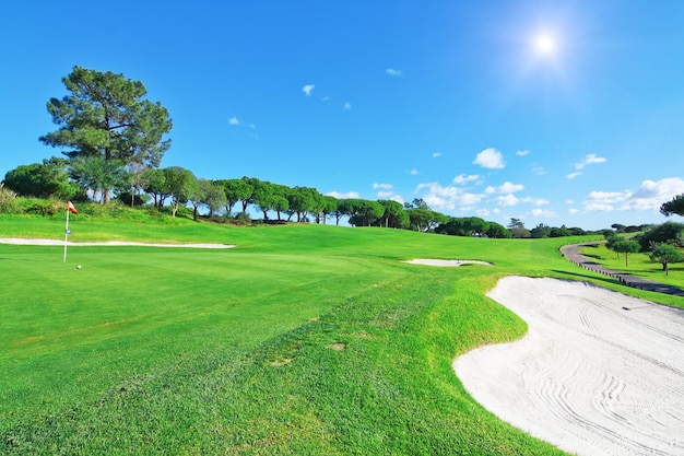 Een luxe golfbaan voor zomervakanties.