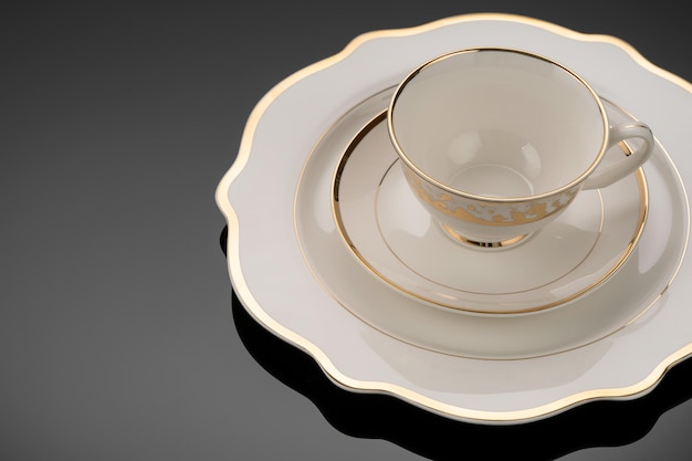 Een luxe servies op zwart reflecterend oppervlak