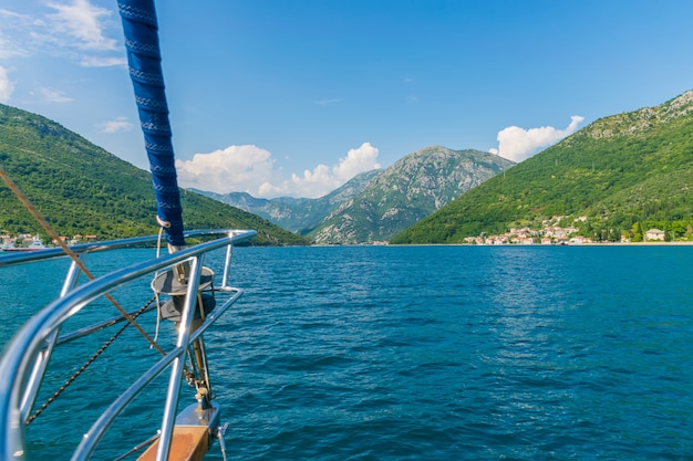 Een luxejacht vaart langs de schilderachtige baai van Kotor in Montenegro.