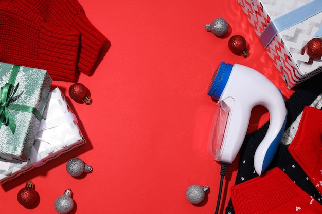 Een machine voor het scheren van stof op kleding op een rode achtergrond
