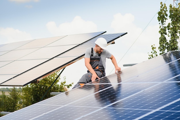 Een man aan het werk bij een zonne-energiecentrale.