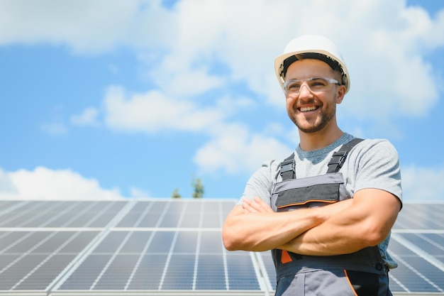 Een man aan het werk bij een zonne-energiecentrale