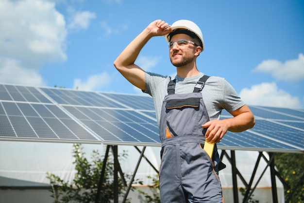 Een man aan het werk bij een zonne-energiecentrale