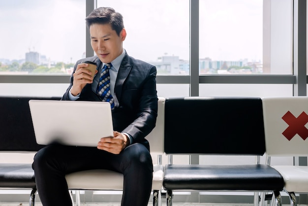 Een man aan het werk met een notebook Koffie drinken