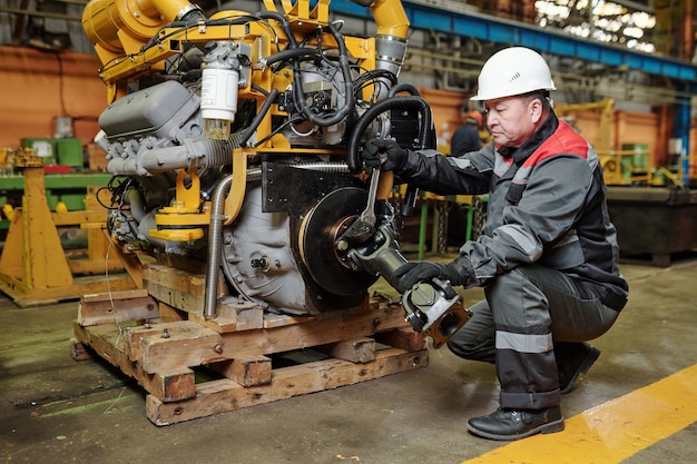 Foto een man aan het werk op een machine