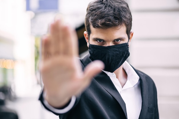 Een man bedekt zijn gezicht met een medisch masker om te beschermen tegen virussen