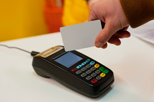 Een man betaalt aan de kassa met een creditcard via een draadloze betaalterminal