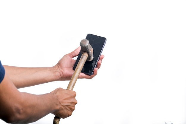 Foto een man breekt een smartphone met een grote hamer