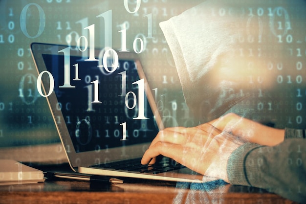 Een man die aan een laptop werkt met een tekening over technologie, concept van big data, dubbele blootstelling.