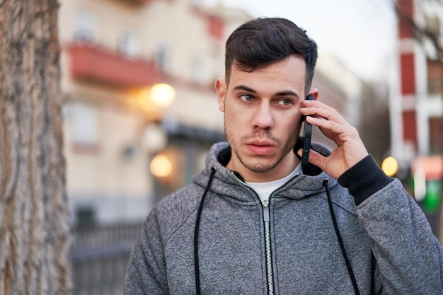 Een man die aan het bellen is voor een gebouw