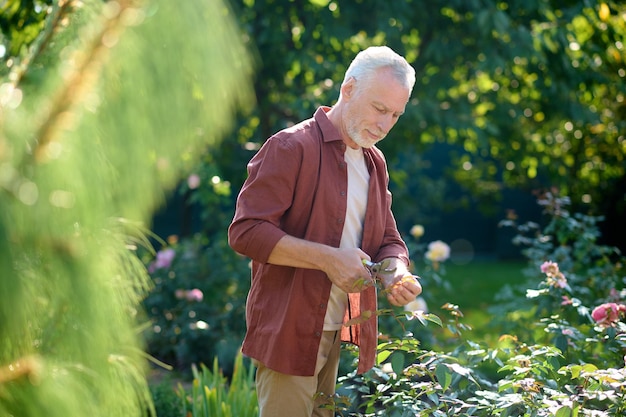 Een man die druk bezig is in de tuin