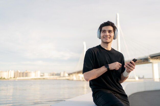 Een man die een app op zijn telefoon gebruikt voor muziek voor training