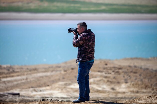 een man die een foto in de camera maakt in Oezbekistan