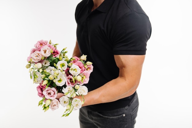 Een man die een levendig boeket bloemen vasthoudt een man die een boeket bloemes vasthoudt