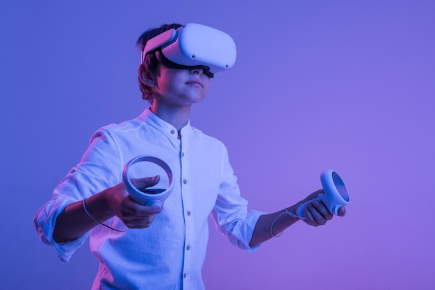 Een man die ervaring opdoet met een VR-headset, gebruikt een augmented reality-bril in virtual reality