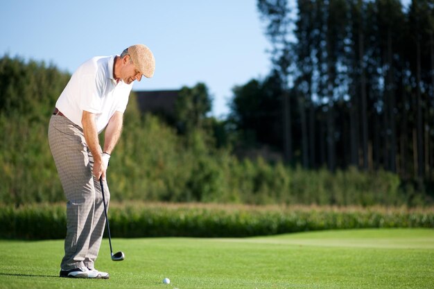 Foto een man die golf speelt.