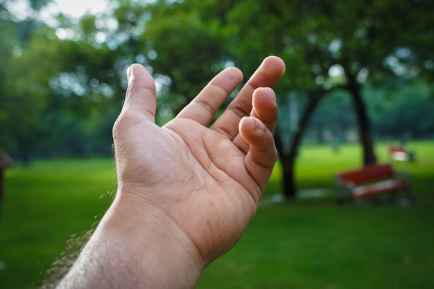 Een man die hand geeft aan handdruk