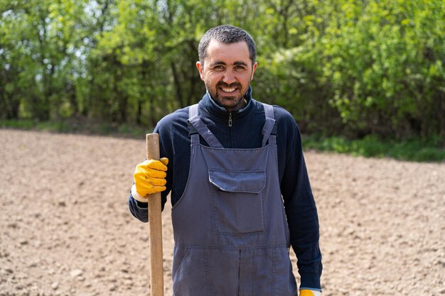 Een man die in het vroege voorjaar aardappelen in de grond plant