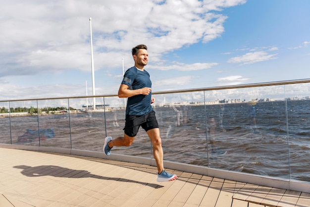 Een man die in sportkleding rent, jogt Gebruikt loopschoenen Runner-intervaltraining Zelfverzekerd persoon