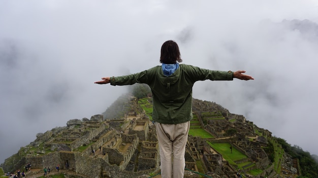 Foto een man die machu picchu bewondert