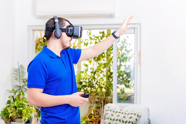 Een man die met een VR-headset speelt