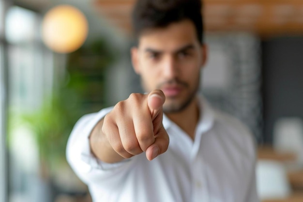 een man die met zijn vinger naar de camera wijst