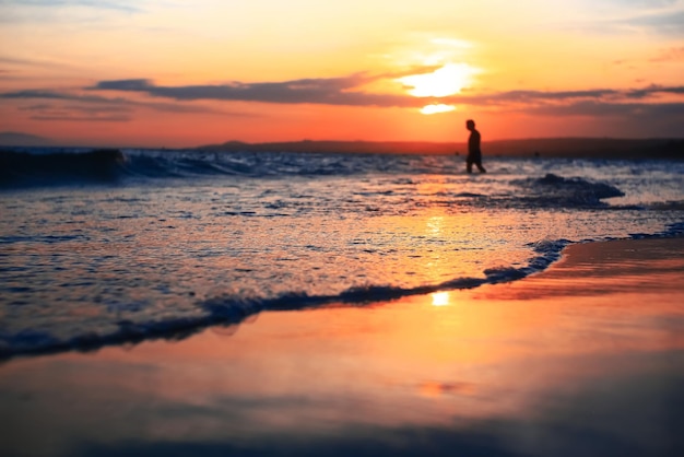 Een man die op het strand loopt