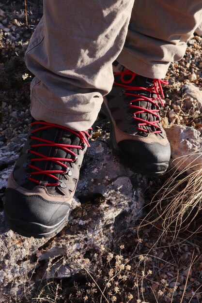 Een man die op nieuwe bergschoenen wandelt