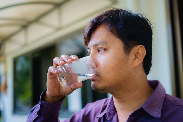 Een man die vers water drinkt