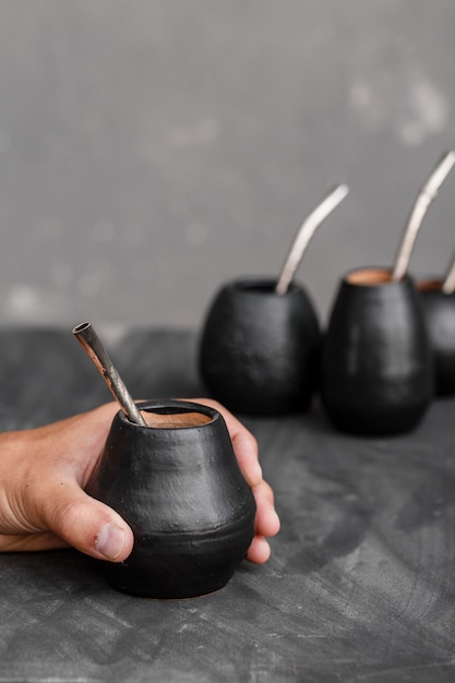 Een man die Yerba Mate-thee in kalebas deelt met nippend metaalstro