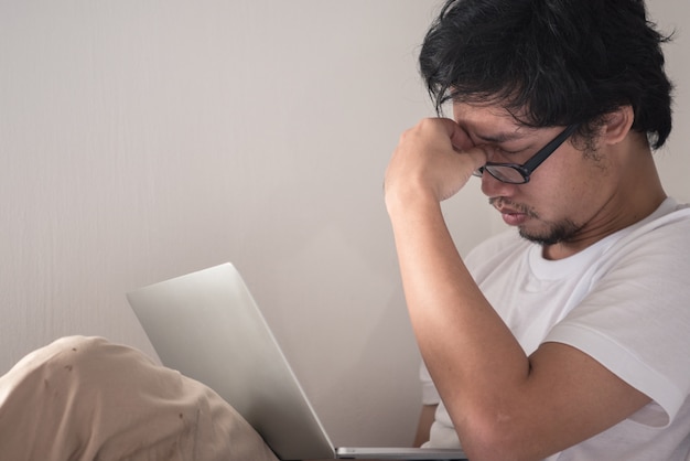 Een man die zich uitgeput en depressief voelt van gefrustreerd. angst concept.