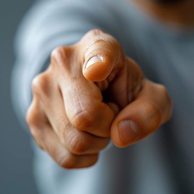 een man die zijn vinger naar de camera wijst met een vinger die naar de camerawijst