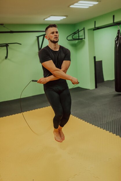 Een man doet een springtouw in een sportschool