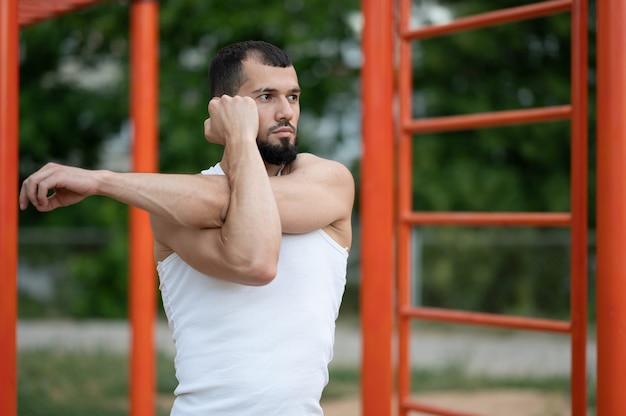 Een man doet een warming-up voordat hij op straat traint. Training, training, levensstijl