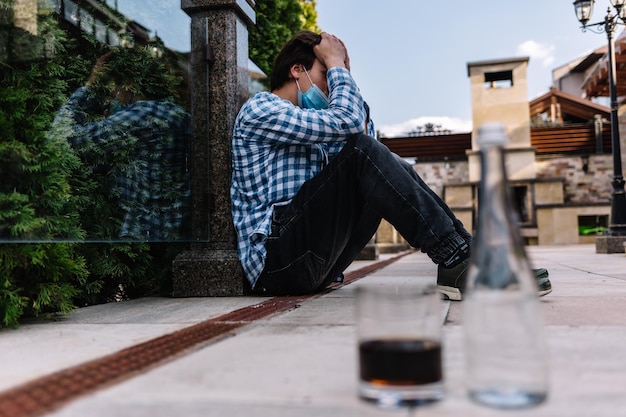 Een man drinkt alcohol tijdens quarantaine door ontslag