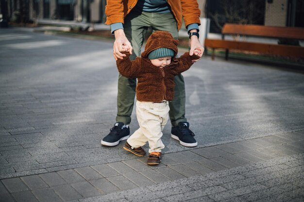 Een man en een baby lopen op de stoep