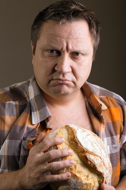 Een man en een brood. menselijke emoties