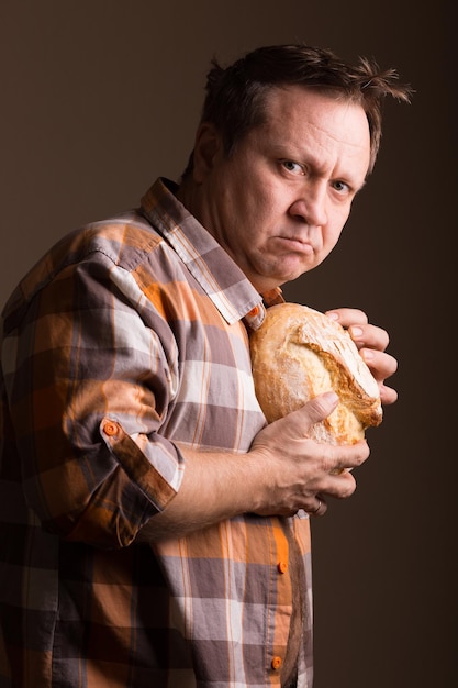 Een man en een brood. menselijke emoties