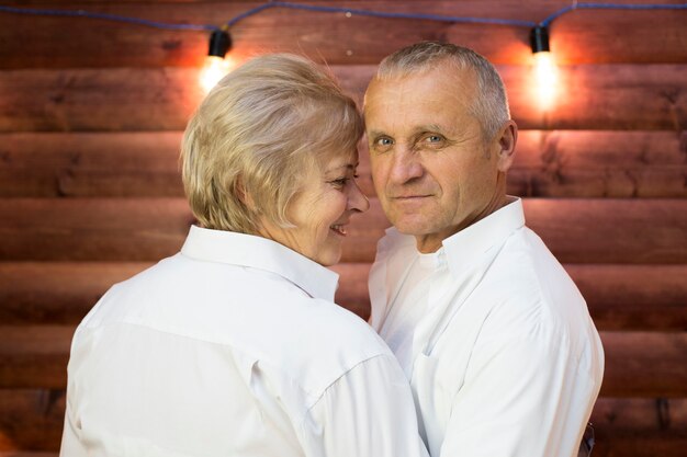 Een man en een oude vrouw omhelzen elkaar