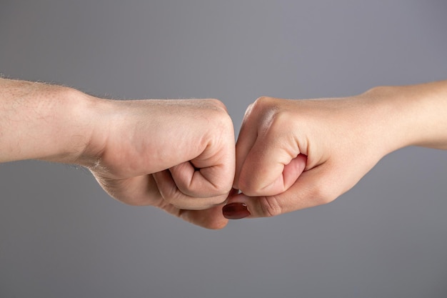 Een man en een vrouw die hun vuisten aanraken Fist Bump Geste van respect of goedkeuring