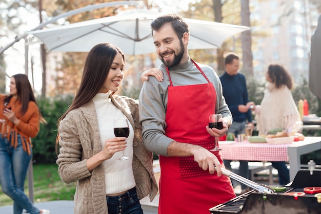 Een man en een vrouw drinken wijn op picknick.