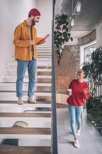 Een man en een vrouw. Foto van een man met een telefoon en een vrouw met een koffiekopje