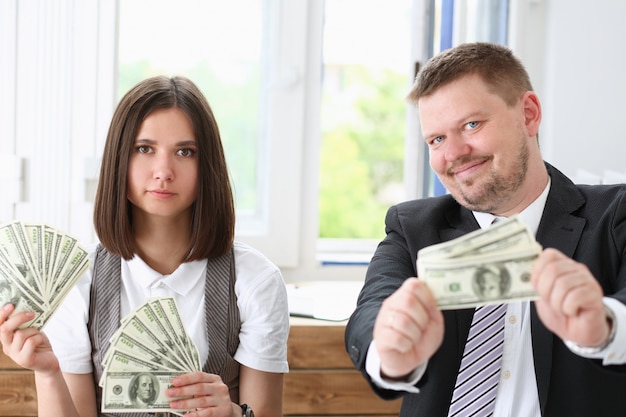 Een man en een vrouw genieten van licht geld