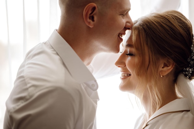 Een man en een vrouw kijken elkaar aan en glimlachen.