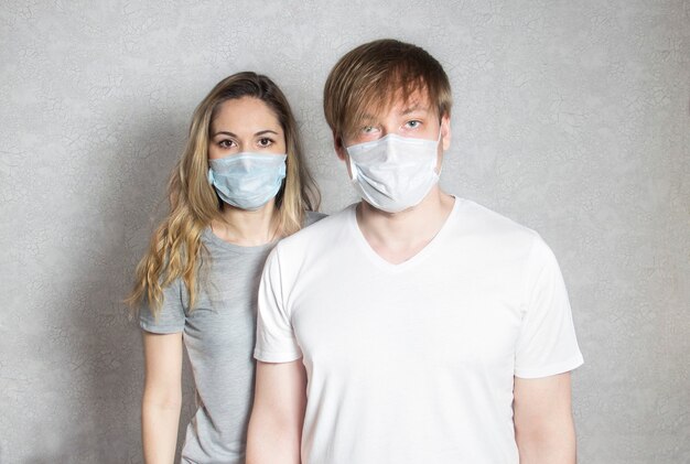 Een man en een vrouw met medische maskers