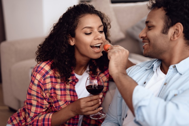 Een man en een vrouw omhelsden en dronken wijn