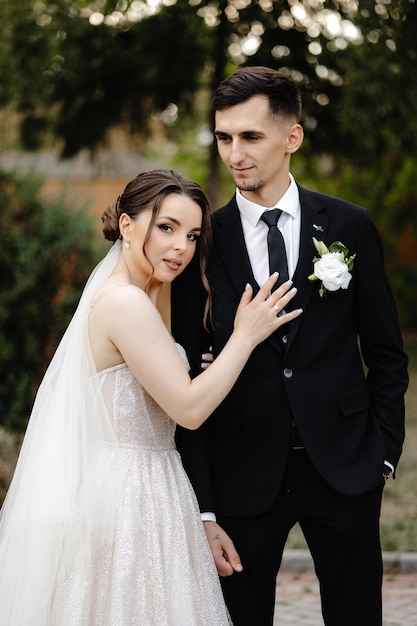 een man en een vrouw poseren voor een foto