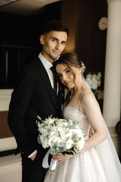 een man en een vrouw poseren voor een foto